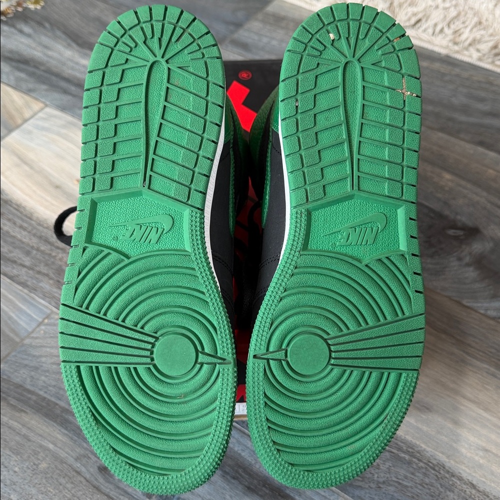 Nike Air Jordan 1 retro High pine Green and Black Sneakers - Picture 4 of 8